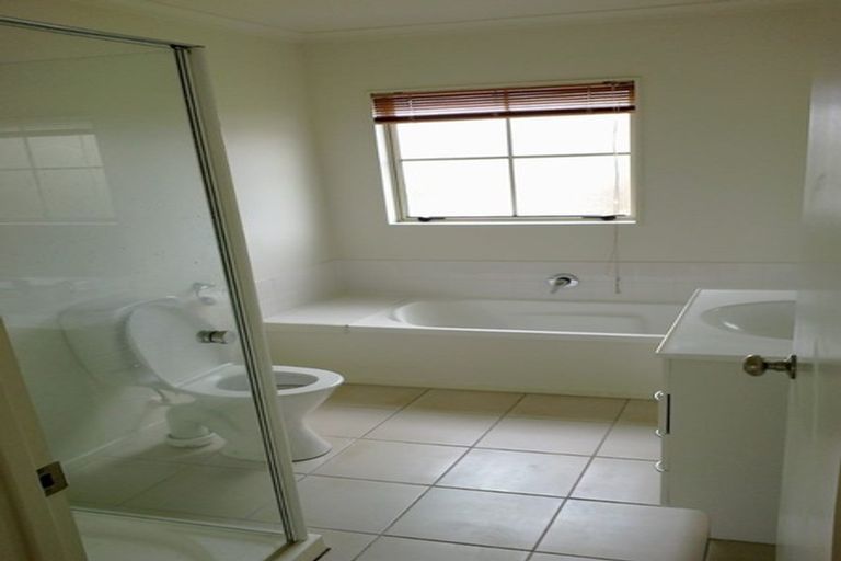 Photo of property in 60 Brashier Circle, Sunnyvale, Auckland, 0612