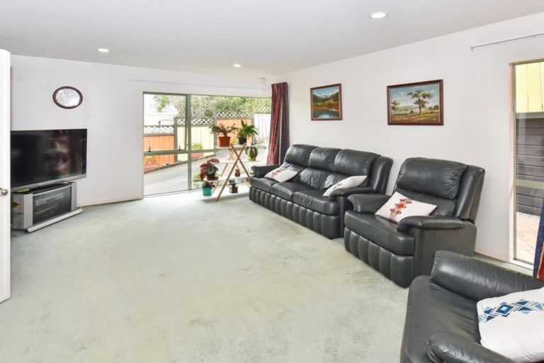 Photo of property in 2/61 Ribbonwood Crescent, Goodwood Heights, Auckland, 2105