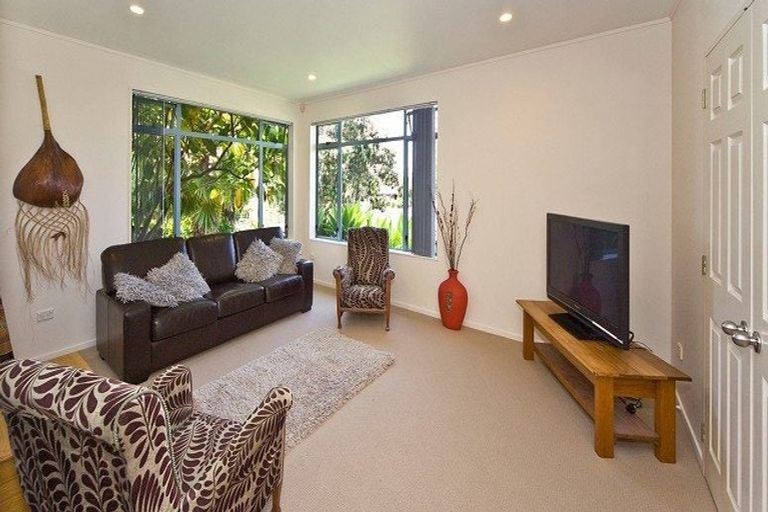 Photo of property in 82 Buscomb Avenue, Henderson, Auckland, 0610