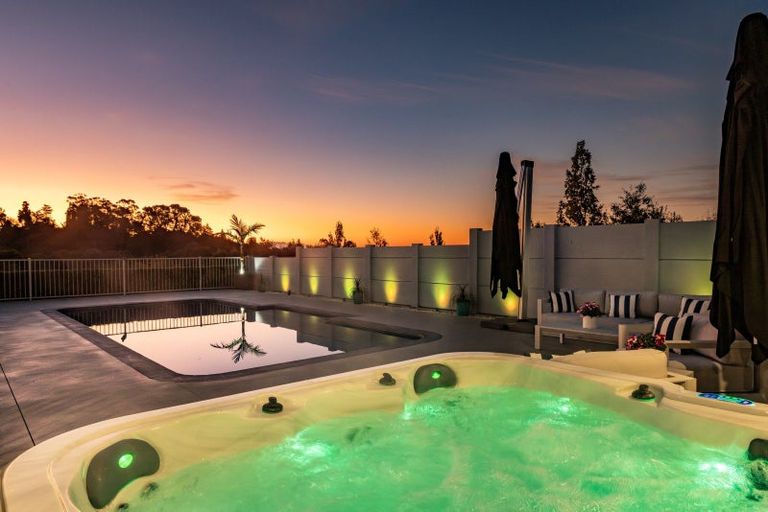 Photo of property in 12 Spur Road, Havelock North, 4130