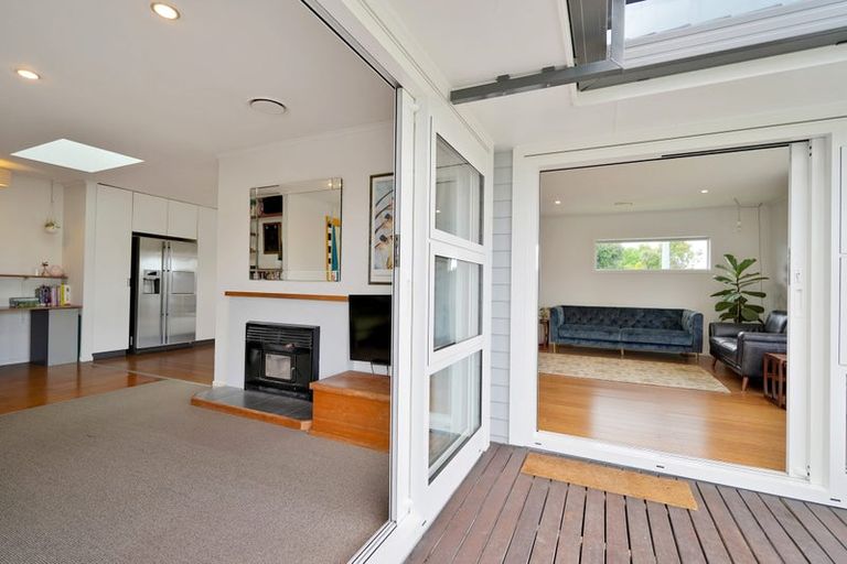 Photo of property in 14 Harbour View Road, Te Atatu Peninsula, Auckland, 0610