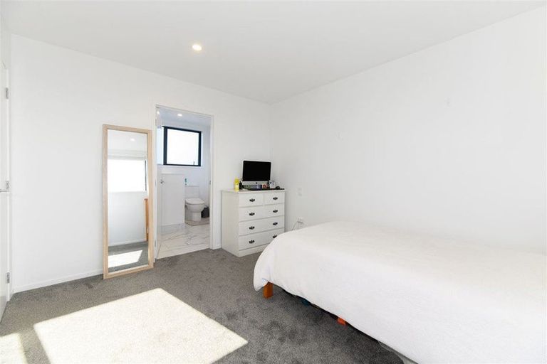 Photo of property in 2/10 Yeovil Road, Te Atatu Peninsula, Auckland, 0610