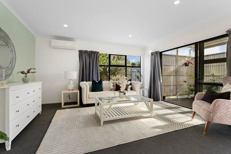 Photo of property in 28 London Street, Te Atatu Peninsula, Auckland, 0610