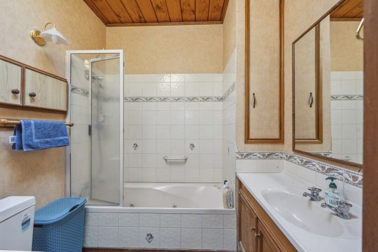 Photo of property in 11 Aquarius Drive, Kawaha Point, Rotorua, 3010