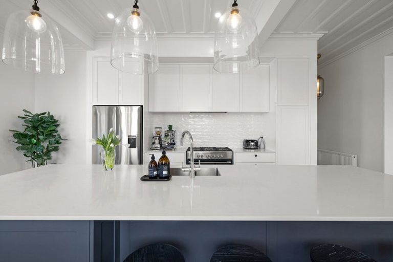 Photo of property in 15 Sealy Road, Bluff Hill, Napier, 4110