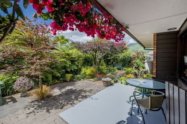 Photo of property in 1 Manu Grove, Waikanae, 5036