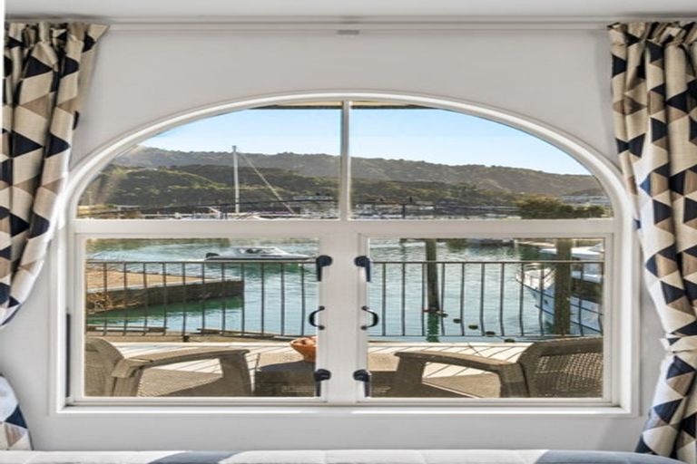 Photo of property in 37 Waikawa Road, Picton, 7220