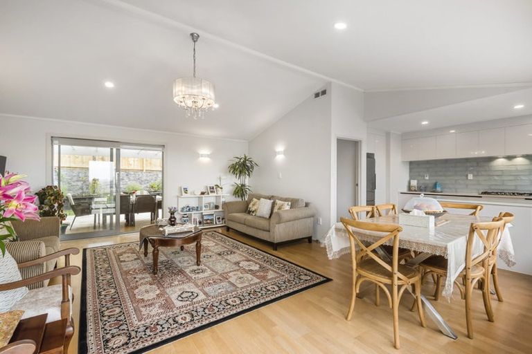 Photo of property in 2/23 Parr Terrace, Castor Bay, Auckland, 0620