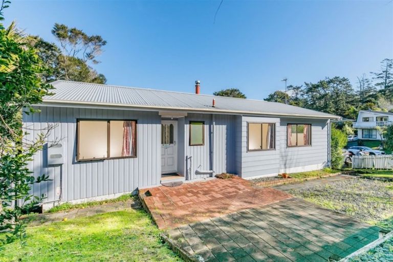 Photo of property in 66 Easton Park Parade, Glenfield, Auckland, 0629