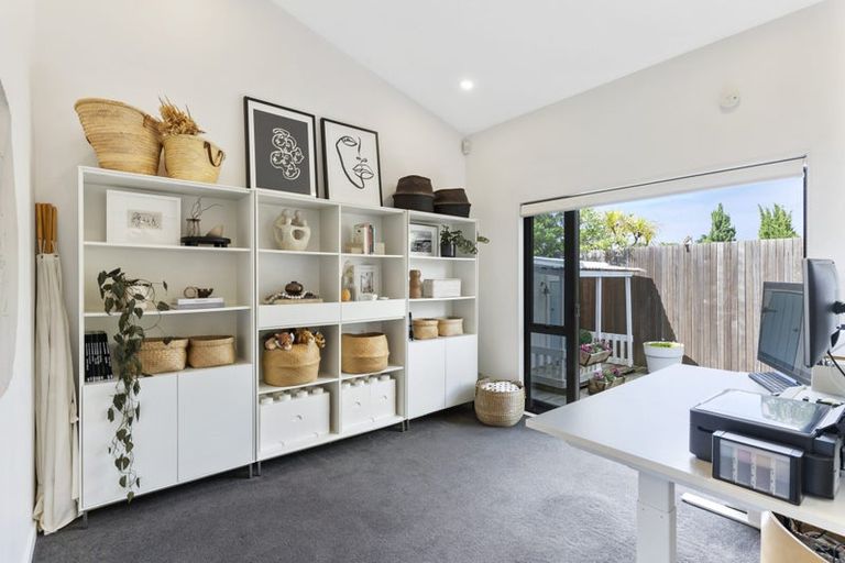 Photo of property in 25a Barron Drive, Green Bay, Auckland, 0604