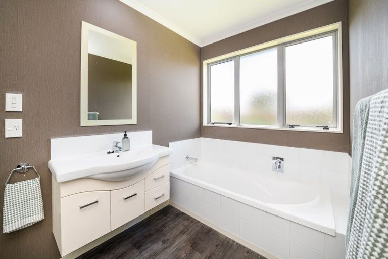 Photo of property in 6 Angelina Way, Kelvin Grove, Palmerston North, 4414