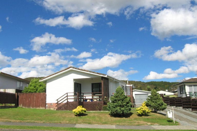 Photo of property in 14 Blueberry Grove, Timberlea, Upper Hutt, 5018
