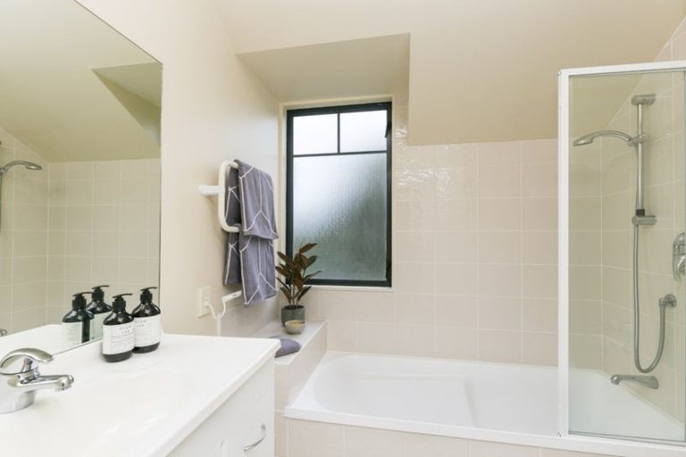 Photo of property in 2 Samuel Parnell Road, Karori, Wellington, 6012