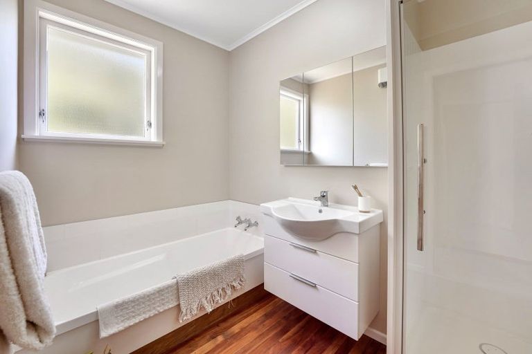 Photo of property in 6 Cotswold Crescent, Newlands, Wellington, 6037