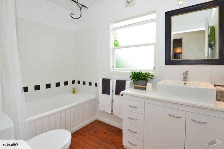 Photo of property in 56 Riverside Road, Orewa, 0931