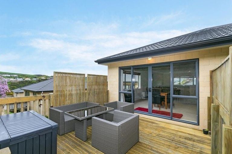 Photo of property in 28 Erlestoke Crescent, Churton Park, Wellington, 6037