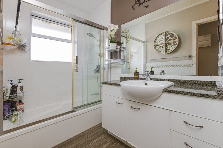 Photo of property in 2/93 Kenderdine Road, Papatoetoe, Auckland, 2025