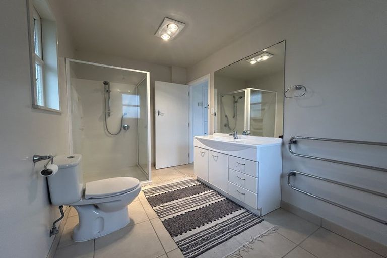 Photo of property in 1/7 Merton Avenue, Glenfield, Auckland, 0627