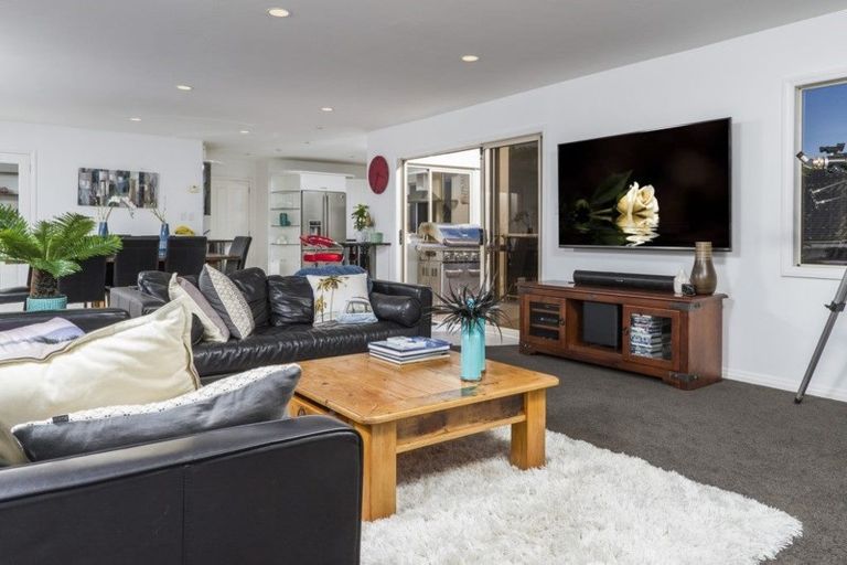 Photo of property in 1/25 Churchill Road, Murrays Bay, Auckland, 0630