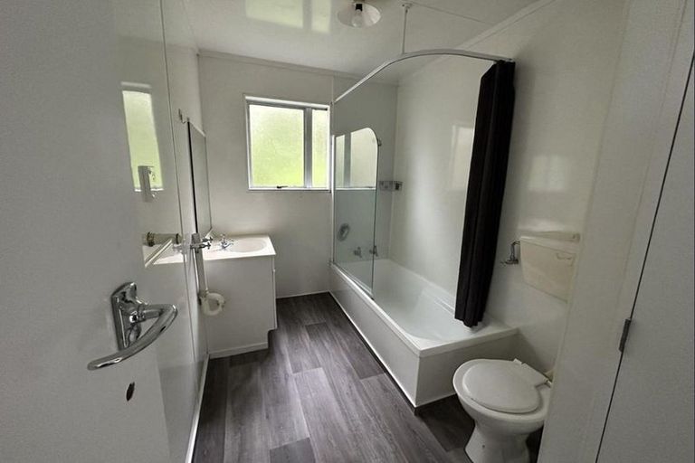 Photo of property in 31b Omega Street, Newlands, Wellington, 6037