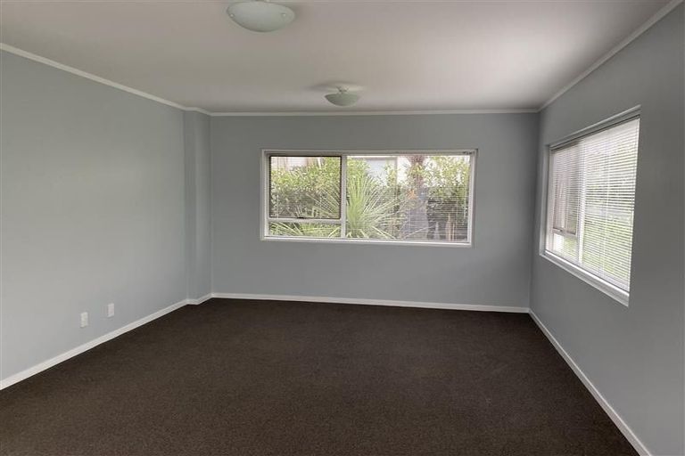 Photo of property in 2/50 Seaview Road, Castor Bay, Auckland, 0620