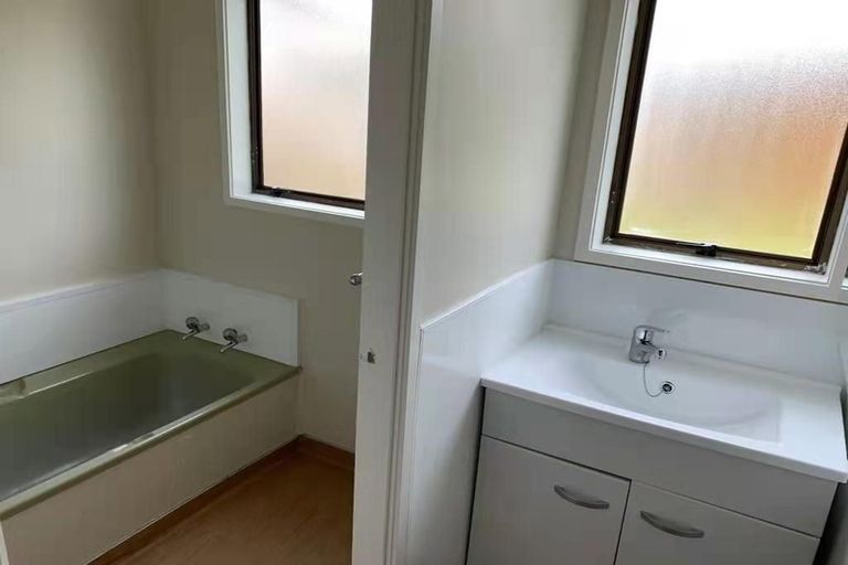 Photo of property in 2 West Harbour Drive, West Harbour, Auckland, 0618