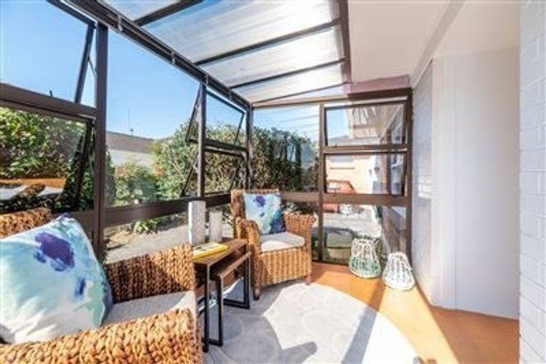 Photo of property in 2/7 Napoleon Avenue, Milford, Auckland, 0620