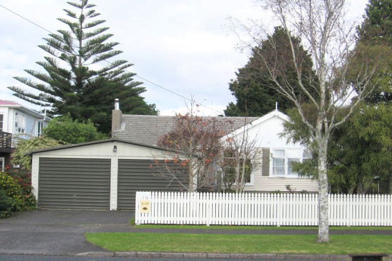 Photo of property in 16 Yeovil Road, Te Atatu Peninsula, Auckland, 0610