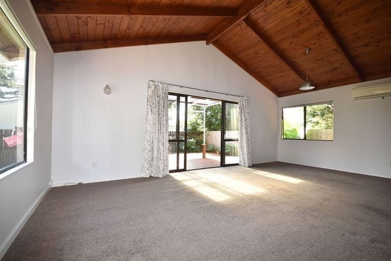 Photo of property in 4 Glen Close, Glen Eden, Auckland, 0602