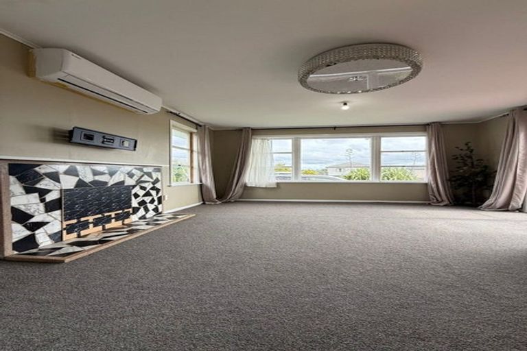 Photo of property in 52 Seymour Road, Sunnyvale, Auckland, 0612