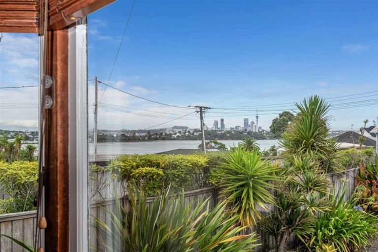 Photo of property in 2/10 Birkley Road, Bayswater, Auckland, 0622