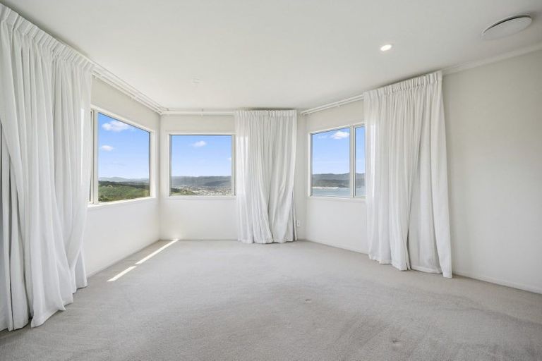 Photo of property in 9 Bennett Grove, Newlands, Wellington, 6037