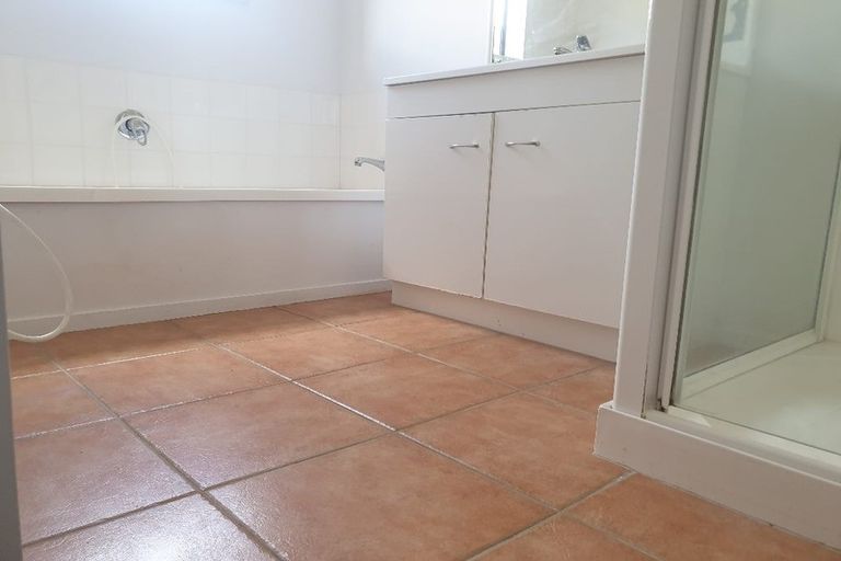 Photo of property in 18 Plumstead Rise, Glen Eden, Auckland, 0602