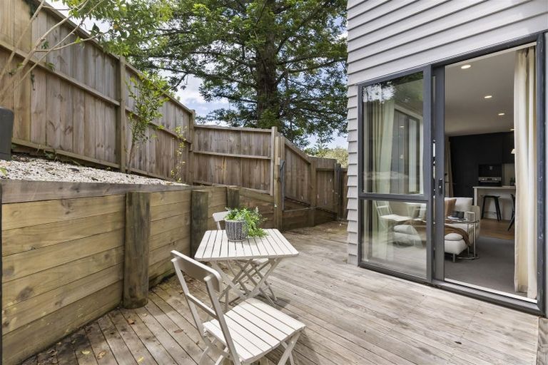 Photo of property in 1/4 Mcquoid Place, Glenfield, Auckland, 0629