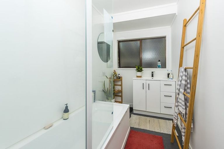 Photo of property in 47a Rehia Road, Massey, Auckland, 0614