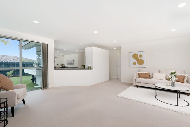 Photo of property in 28 Heversham Place, Glendene, Auckland, 0602