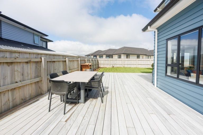 Photo of property in 31 Boeing Way, Newlands, Wellington, 6037