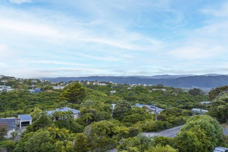 Photo of property in 165 Miromiro Road, Normandale, Lower Hutt, 5010