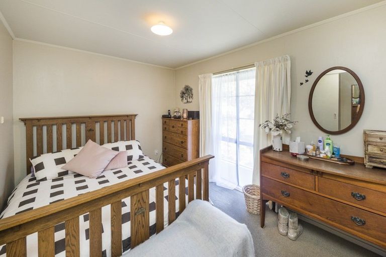 Photo of property in 2 Chatsworth Place, Highbury, Palmerston North, 4412