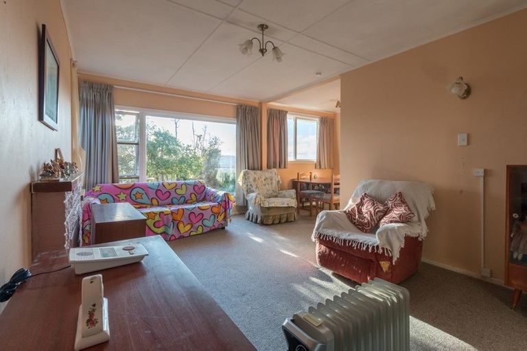 Photo of property in 18 Link Road, Newlands, Wellington, 6037