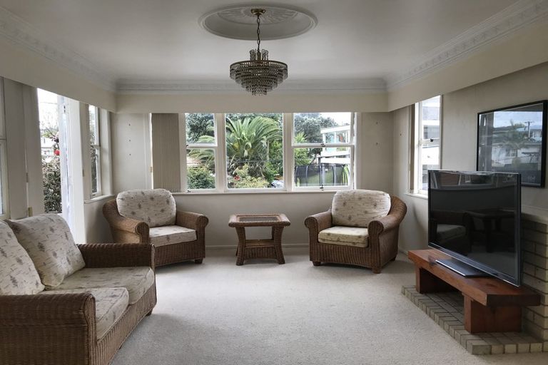Photo of property in 1/14 Bond Crescent, Forrest Hill, Auckland, 0620