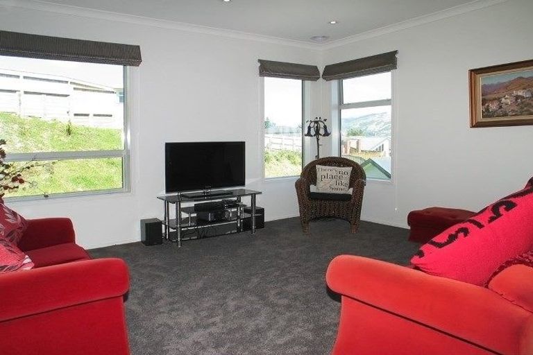 Photo of property in 10 Hollyford Place, Aotea, Porirua, 5024
