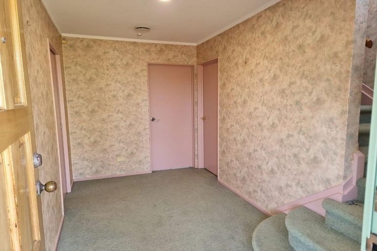 Photo of property in 16 Garcia Place, West Harbour, Auckland, 0618