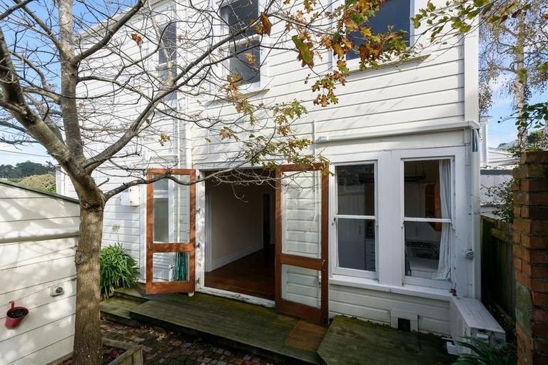 Photo of property in 2 Howard Street, Mount Cook, Wellington, 6021