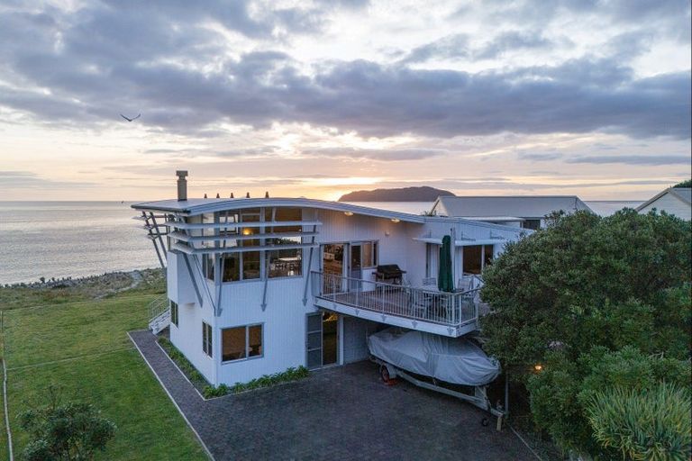 Photo of property in 92 Ocean Beach Road, Tairua, 3508