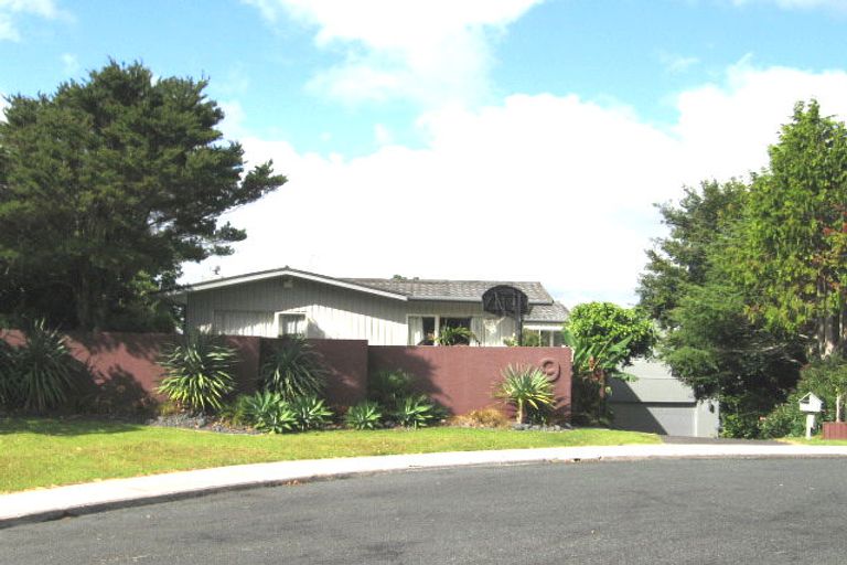 Photo of property in 9 Garmons Way, Castor Bay, Auckland, 0620