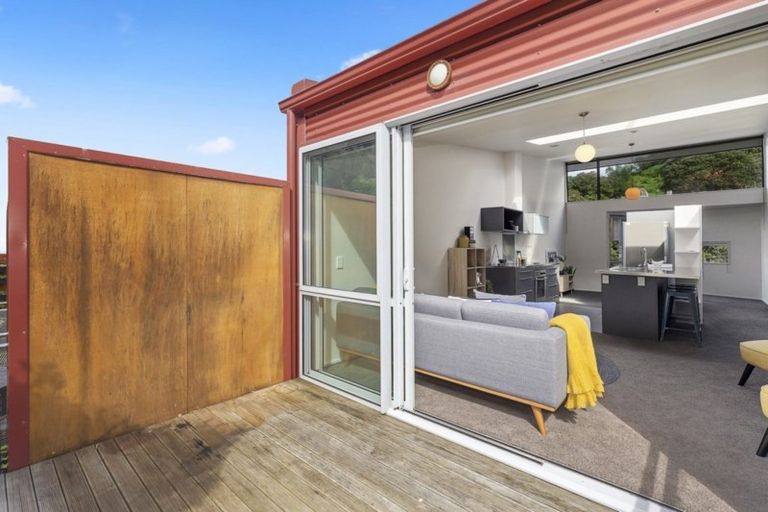 Photo of property in 2/2 Onslow Road, Khandallah, Wellington, 6035