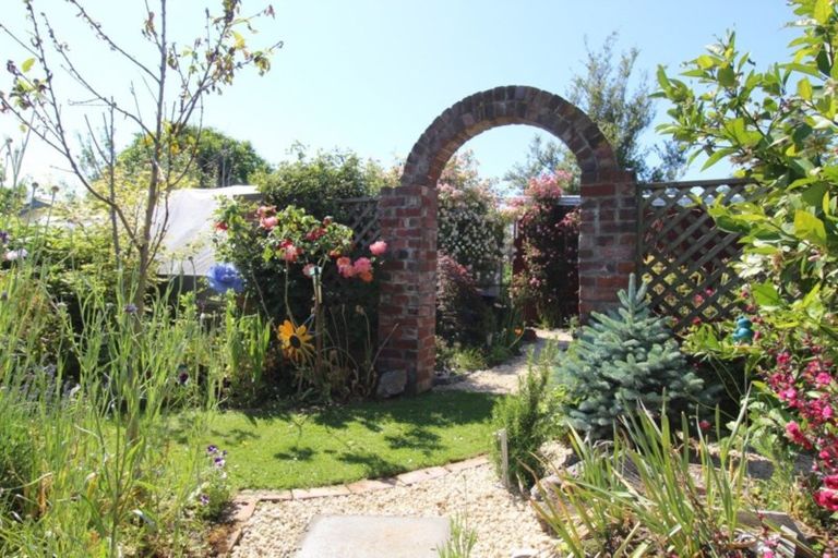 Photo of property in 35 Rhodes Street, Waimate, 7924