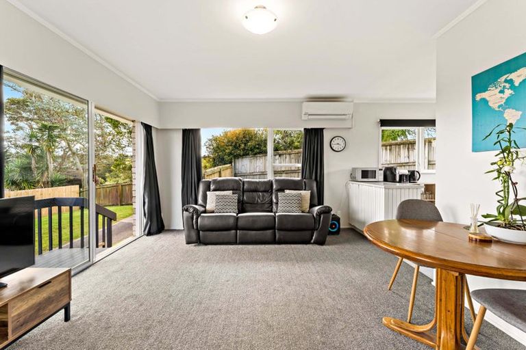 Photo of property in 1/6 Segedin Place, Glenfield, Auckland, 0629