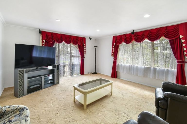 Photo of property in 1 Astelia Place, Goodwood Heights, Auckland, 2105